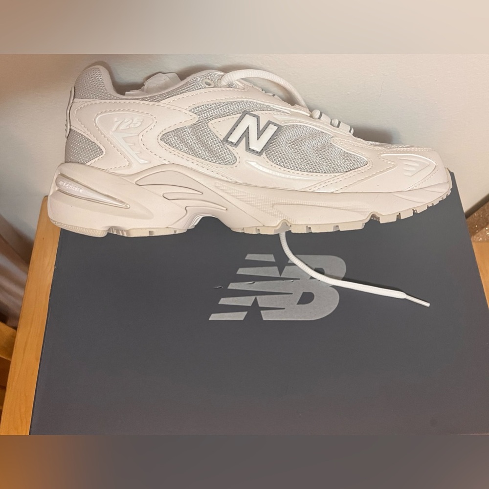 New Balance beige/grey 725 sneakers